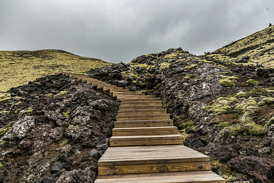 Holzstufen als Weg – Sinnbild für schrittweise Veränderung und nachhaltige Entwicklung