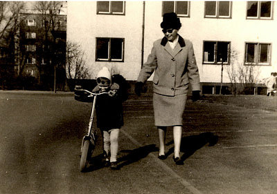 Kind geht gemeinsam mit seiner Mutter eine Wohnstraße entlang – frühe Kindheitserinnerung im Zusammenhang mit Sensibilität und Musik